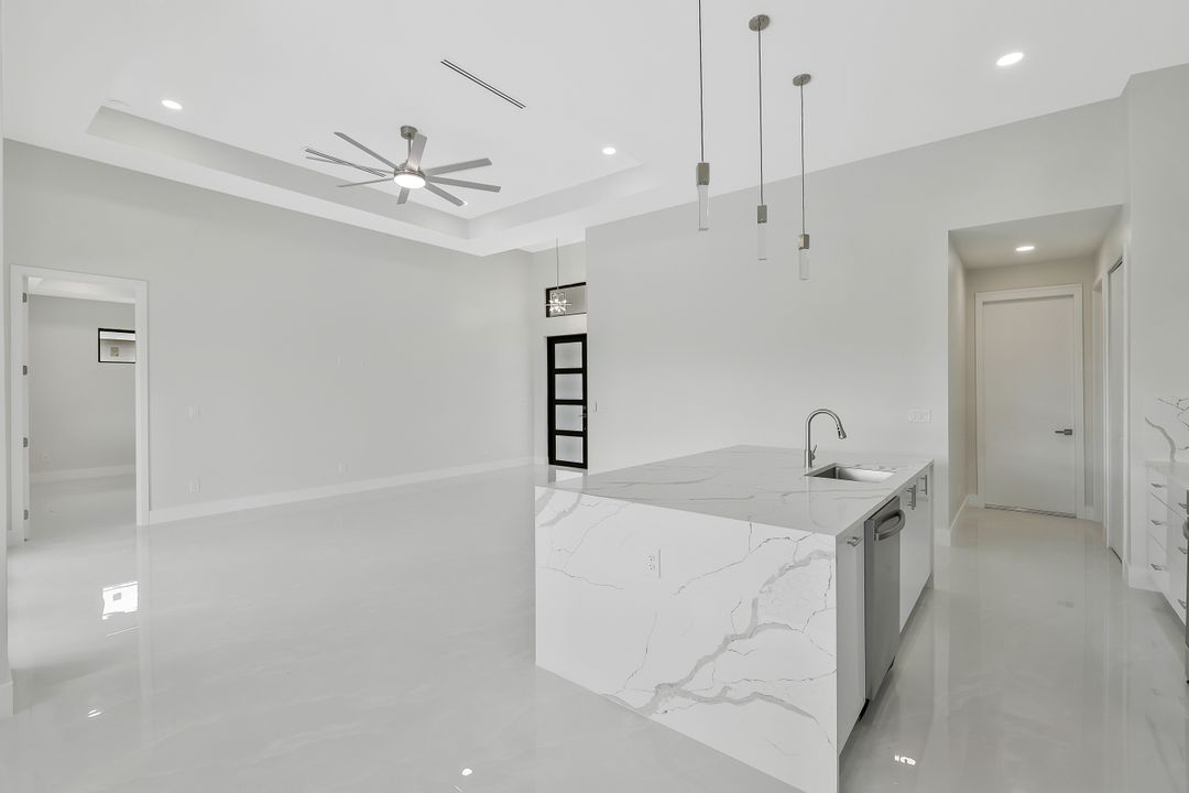 909 SW 11th Ct, Cape Coral, FL 33991