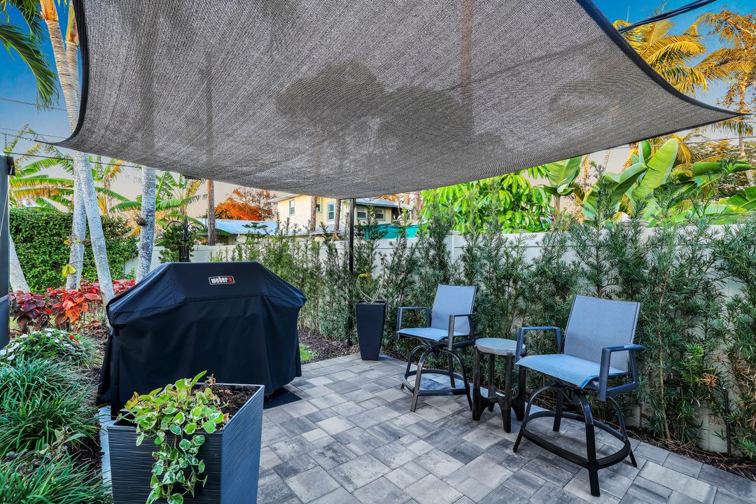 585 100th Ave N, Naples, FL 34108