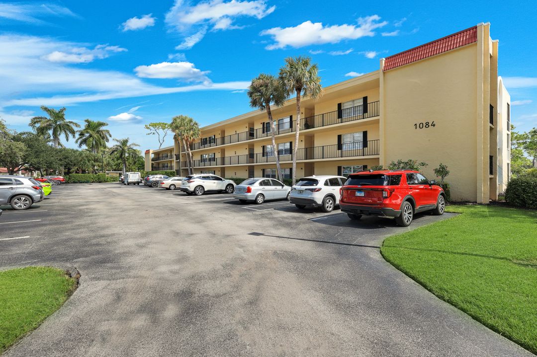 1084 Forest Lake Dr #304, Naples, FL 34105