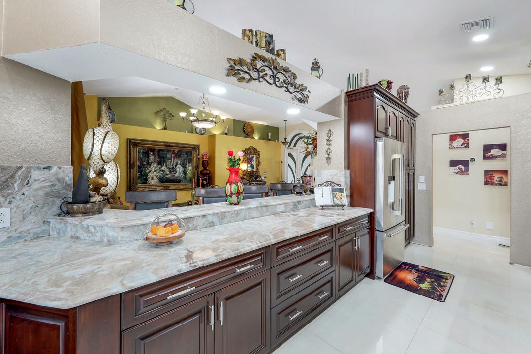 221 10th St SE, Naples, FL 34117