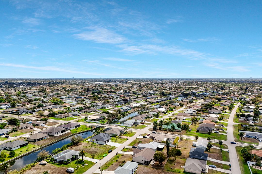 909 SW 11th Ct, Cape Coral, FL 33991