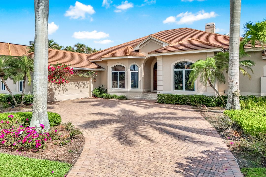 258 9th Ave S, Naples, FL 34102