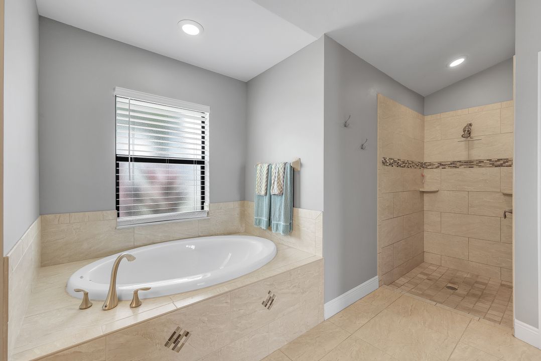 401 NE 19th Pl, Cape Coral, FL 33909