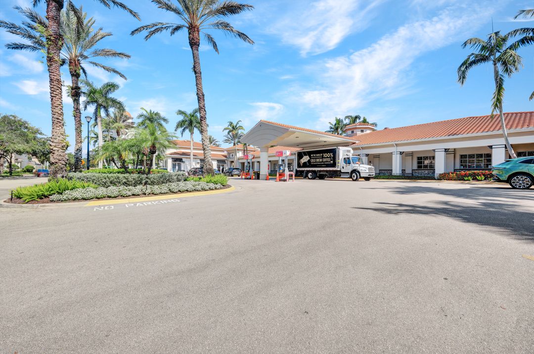 4313 Queen Elizabeth Way, Naples, FL 34119