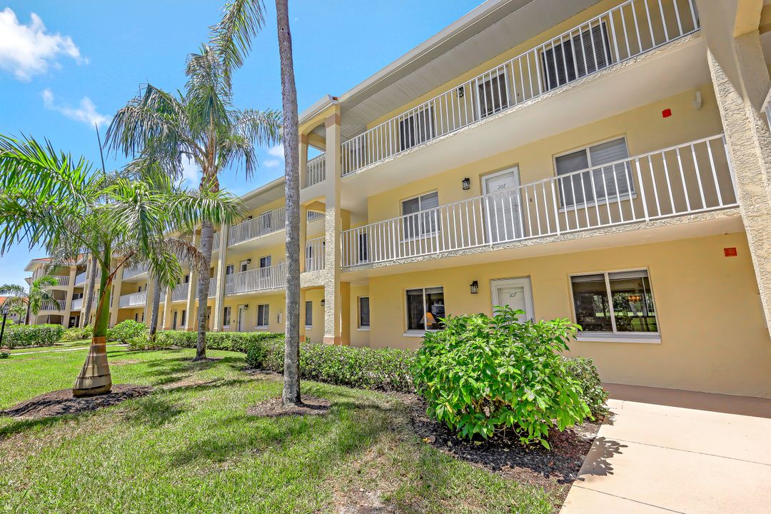 3695 Amberly Cir #E 107, Naples, FL 34112