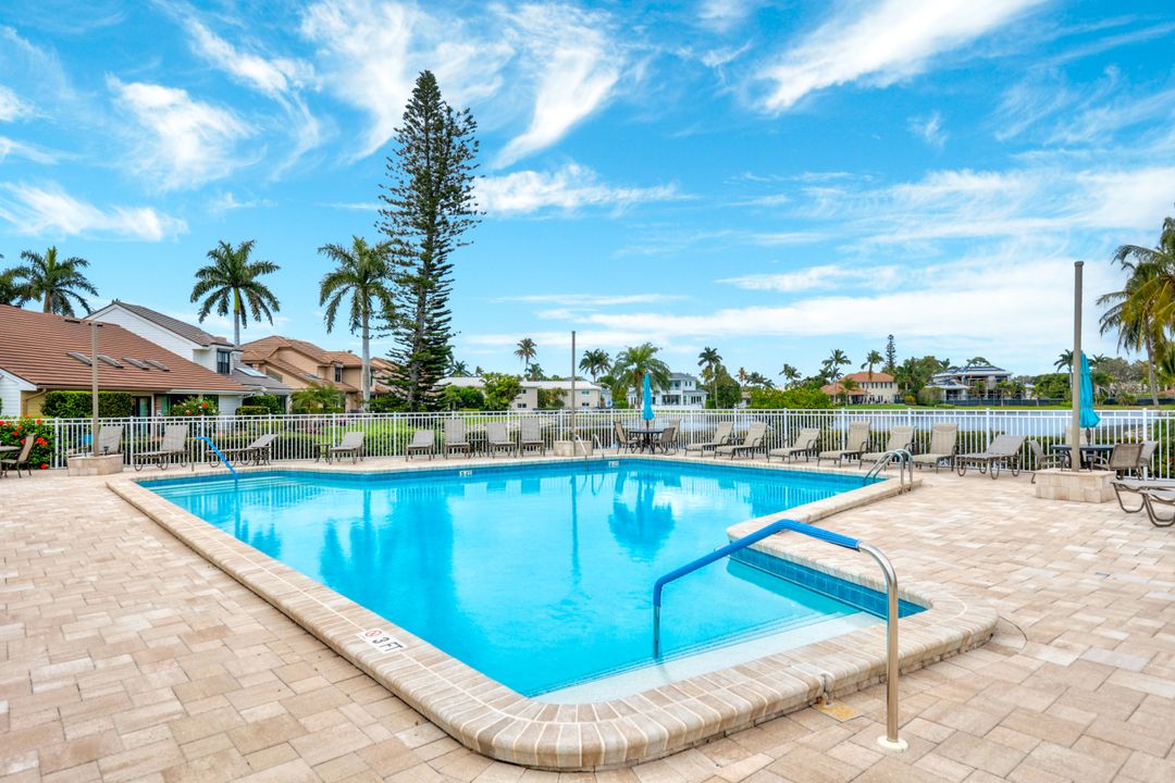 555 Park Shore Dr #412, Naples, FL 34103