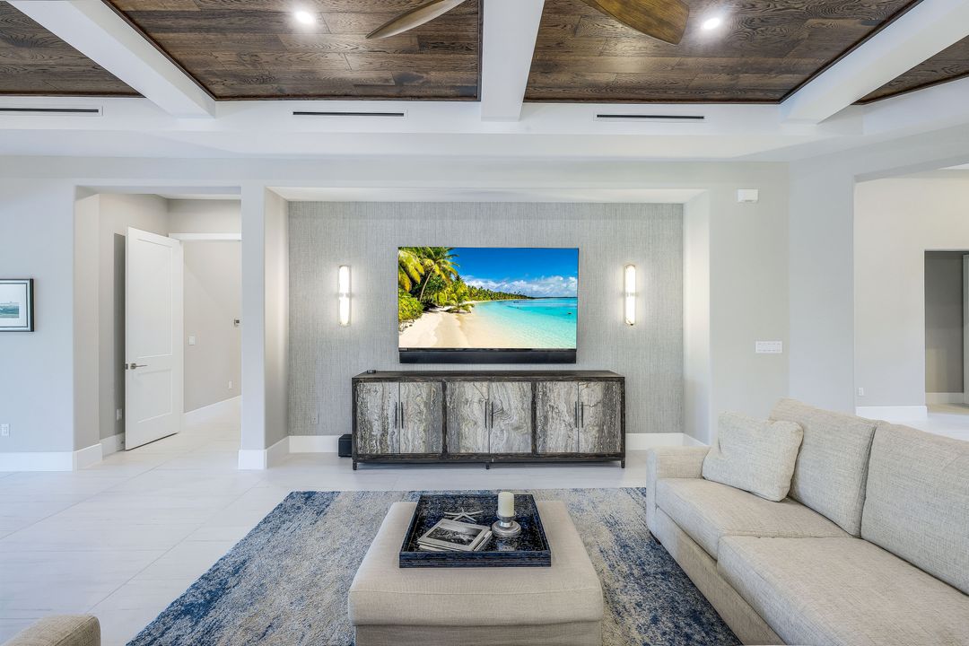 451 Saddlebrook Ln, Naples, FL 34110