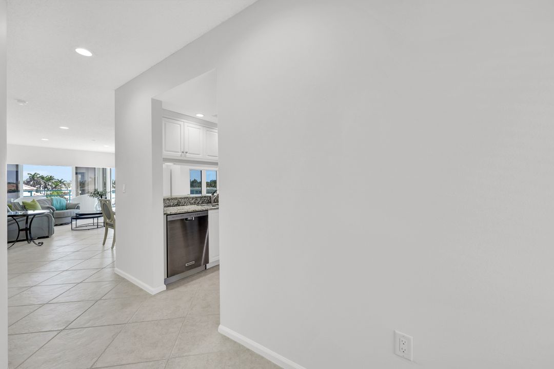 255 Park Shore Dr #341, Naples, FL 34103