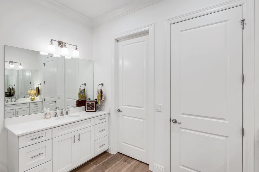 2472 Breakwater Wy #11-102, Naples, FL 34112