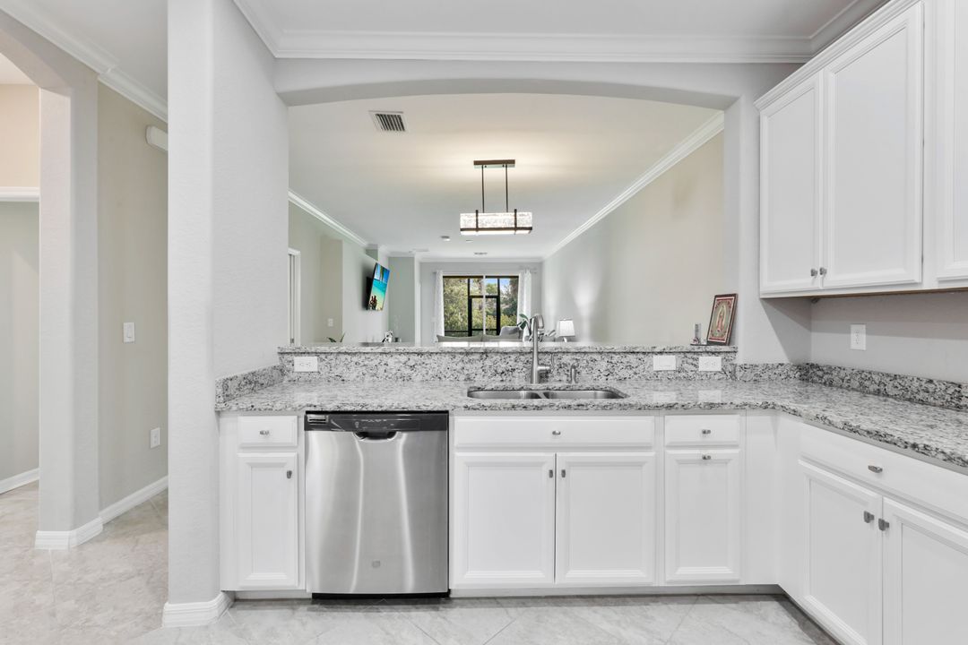 2028 Wellington St, Naples, FL 34120