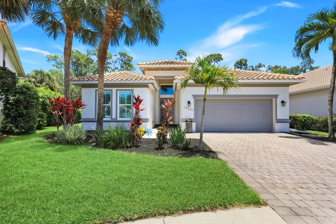 16221 Parque Ln, Naples, FL 34110