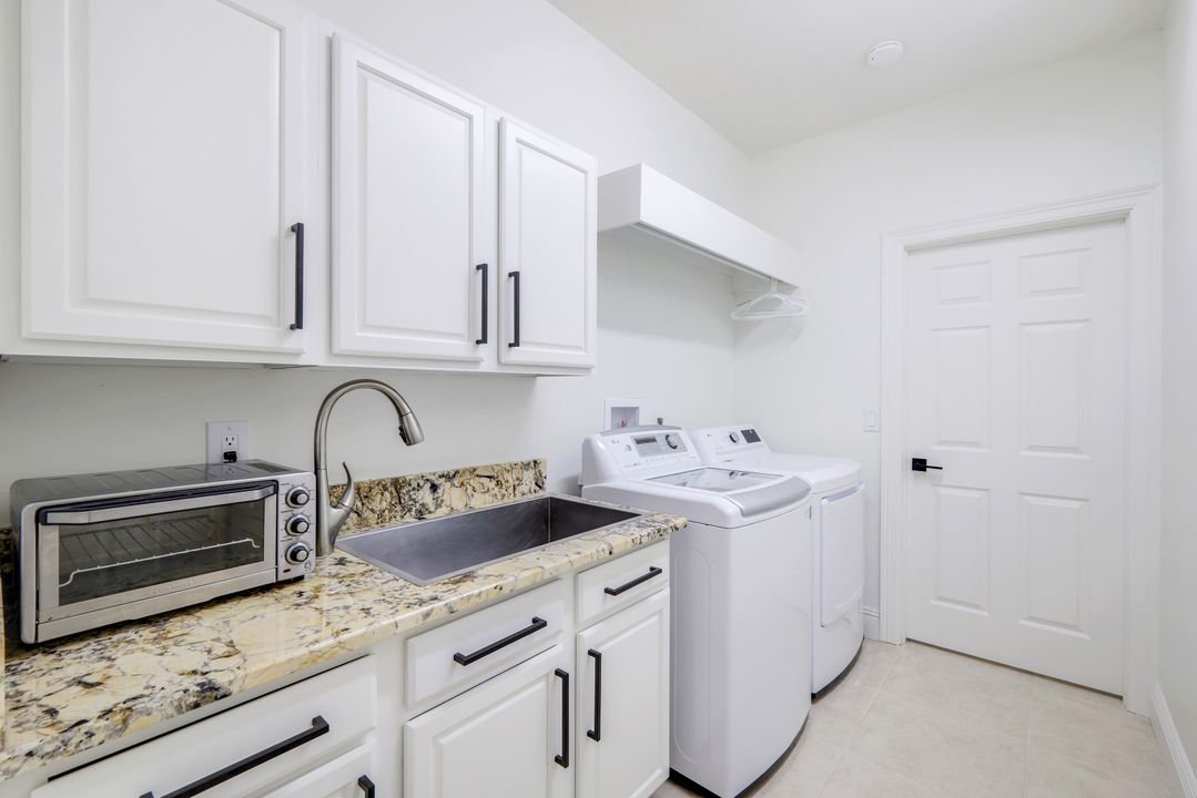 11819 Warbler Ct, Naples, FL 34119