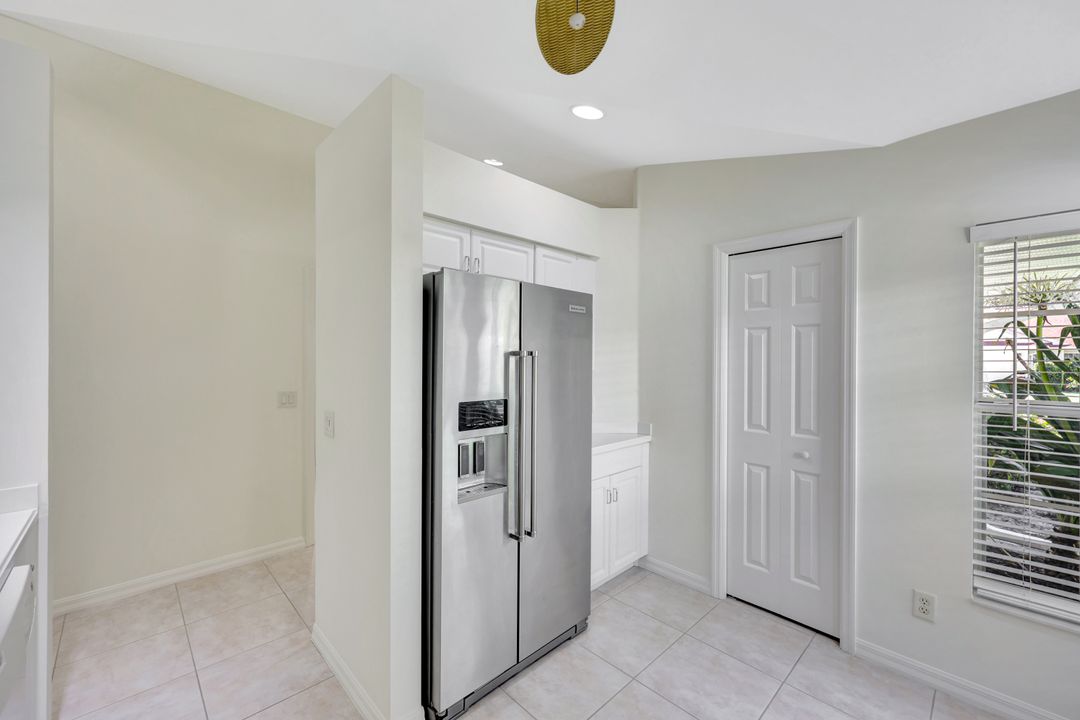 4910 Europa Dr, Naples, FL 34105