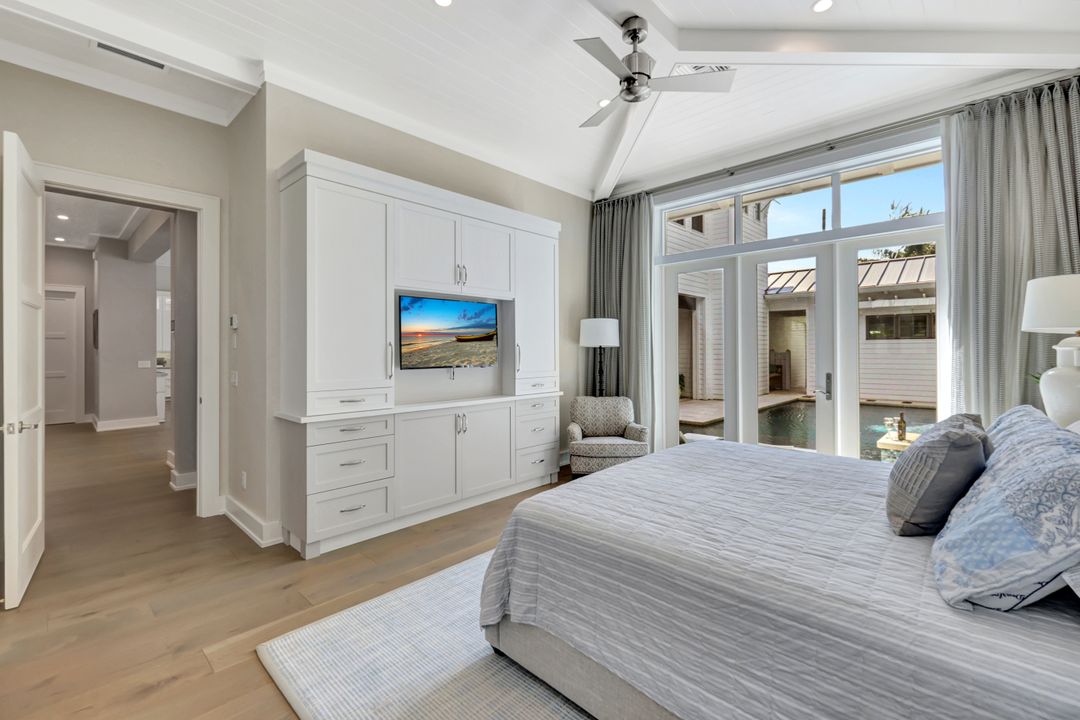 160 Broad Ave S, Naples, FL 34102