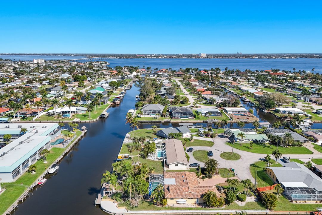 5201 Willow Ct, Cape Coral, FL 33904