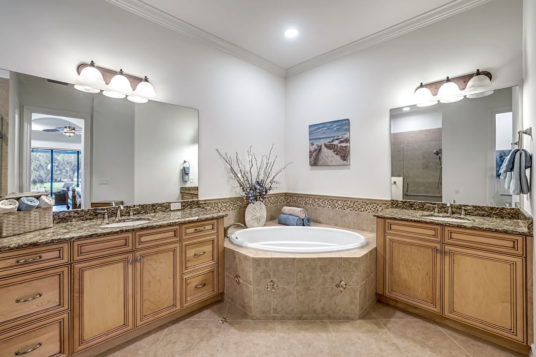 7523 Moorgate Point Way, Naples, FL 34113