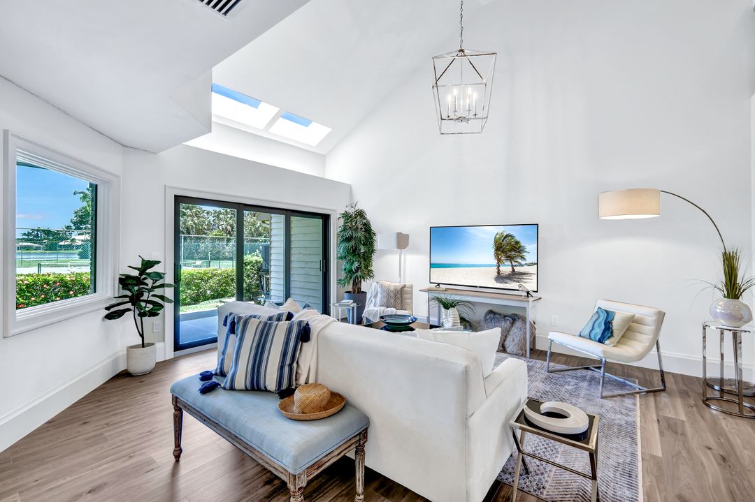 563 Park Shore Dr, Naples, FL 34103