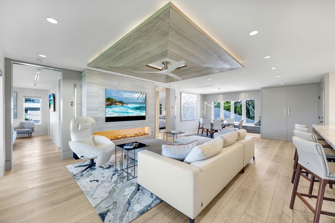 295 5th Ave S, Naples, FL 34102