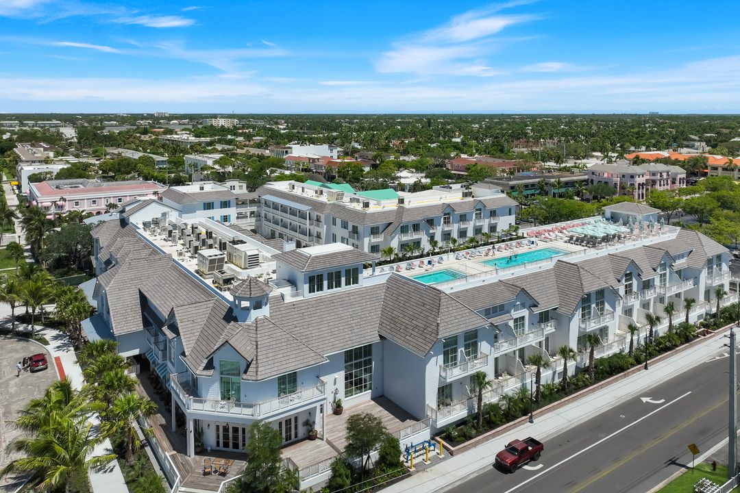 382 12th Ave S, Naples, FL 34102