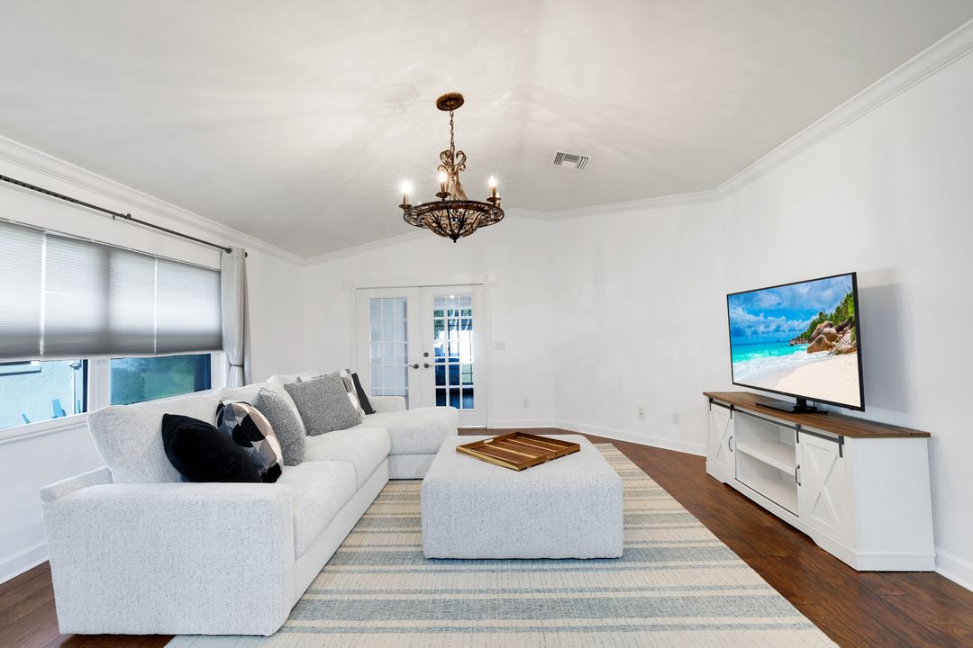 589 98th Ave N, Naples, FL 34108