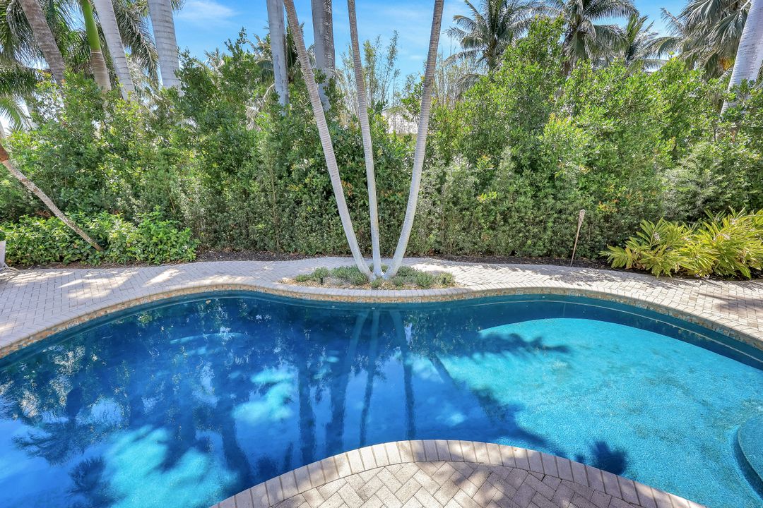 1550 Gordon Dr, Naples, FL 34102