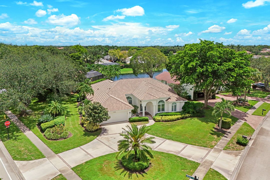7998 Beaumont Ct, Naples, FL 34109