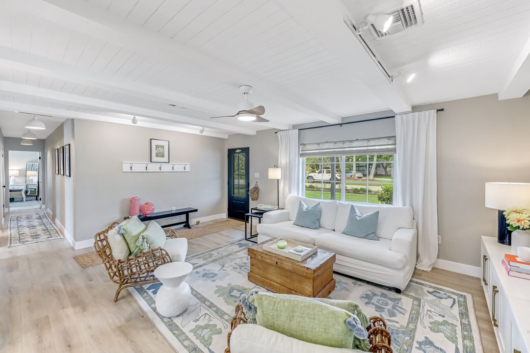 1086 N Town and River Dr, Fort Myers, FL 33919