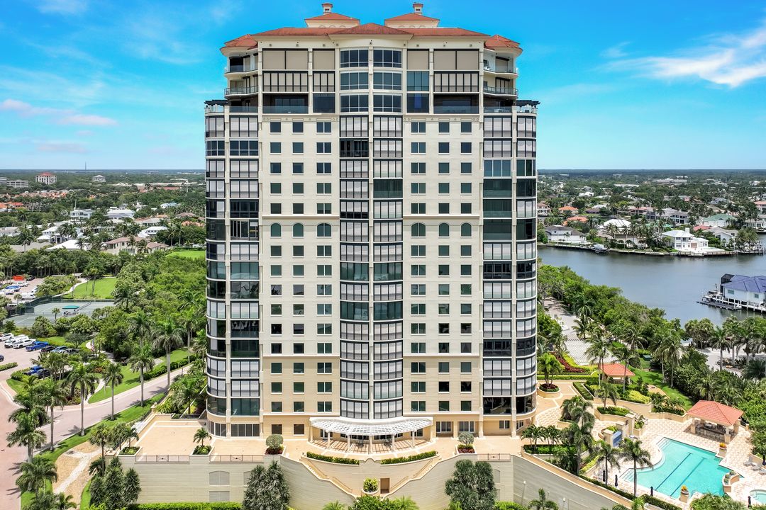 81 Seagate Dr, Naples, FL 34103