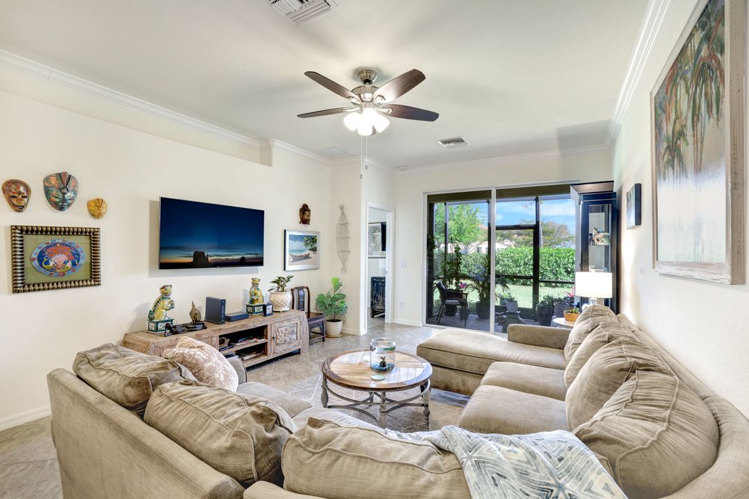 2072 Wellington St, Naples, FL 34120