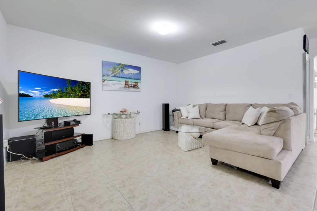 1323 SW 9th Ave, Cape Coral, FL 33991