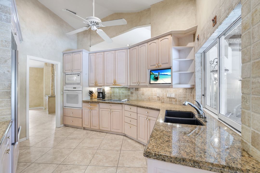 811 Pitch Apple Ln, Naples, FL 34108