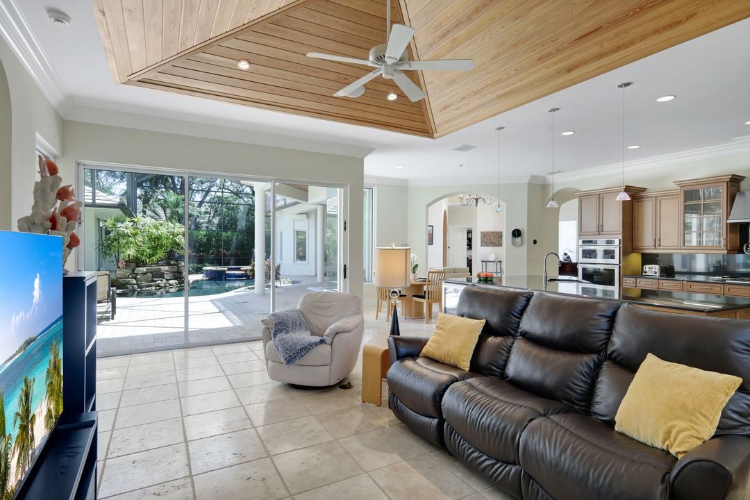 1284 Pocantico Ln, Naples, FL 34110