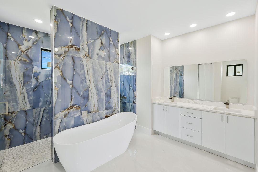 909 SW 11th Ct, Cape Coral, FL 33991