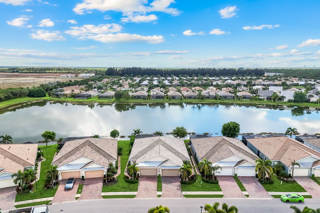 14795 Edgewater Cir, Naples, FL 34114