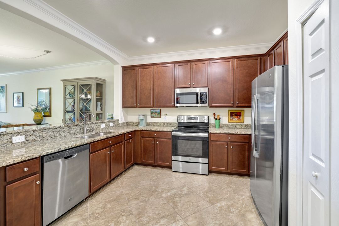 2072 Wellington St, Naples, FL 34120