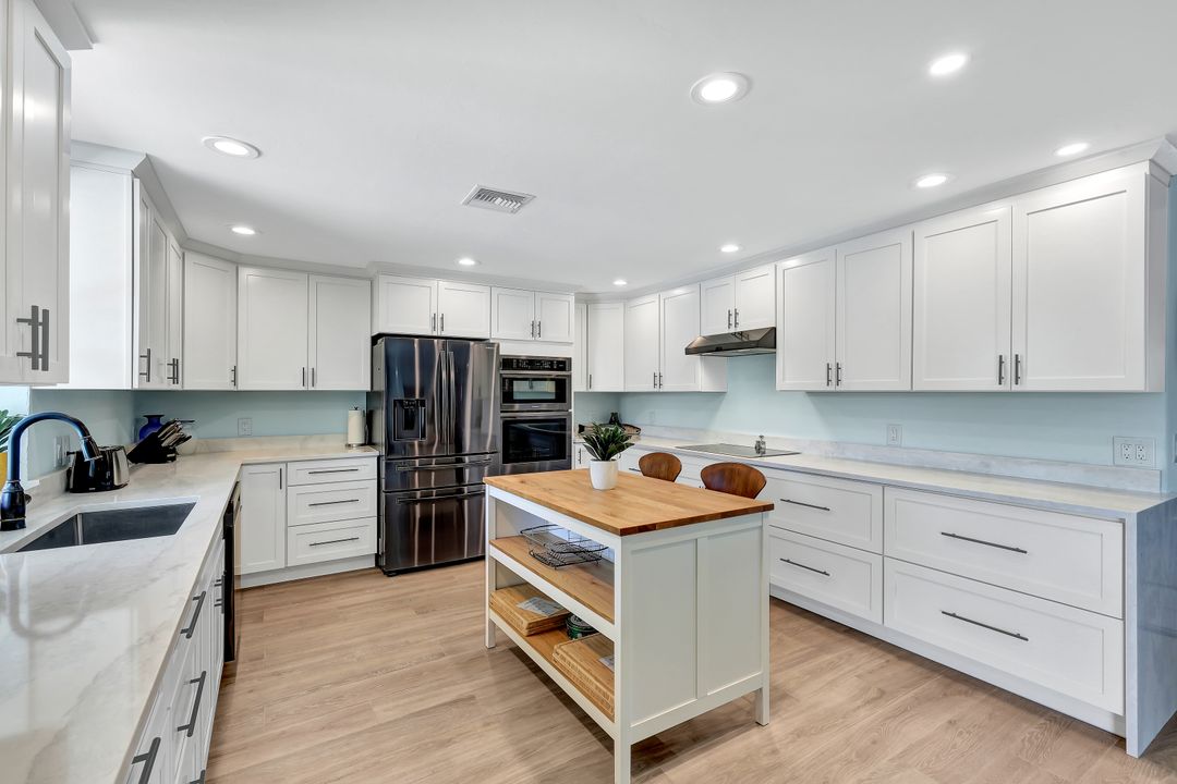 2631 Riverview Dr, Naples, FL 34112