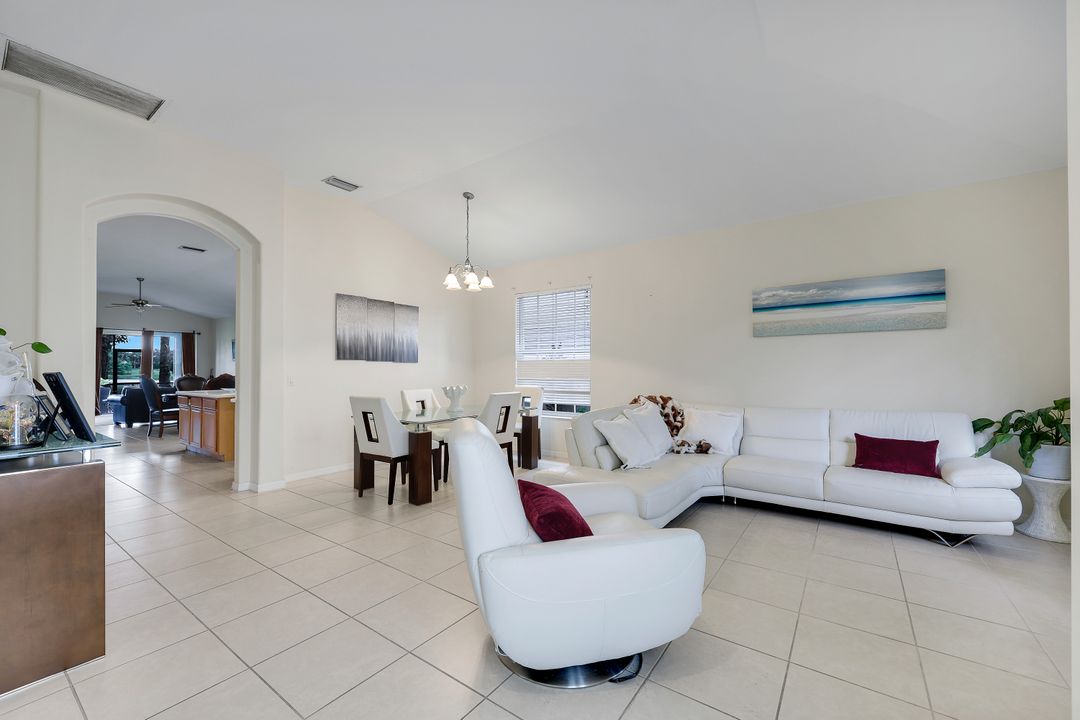 2010 Fairmont Ln, Naples, FL 34120