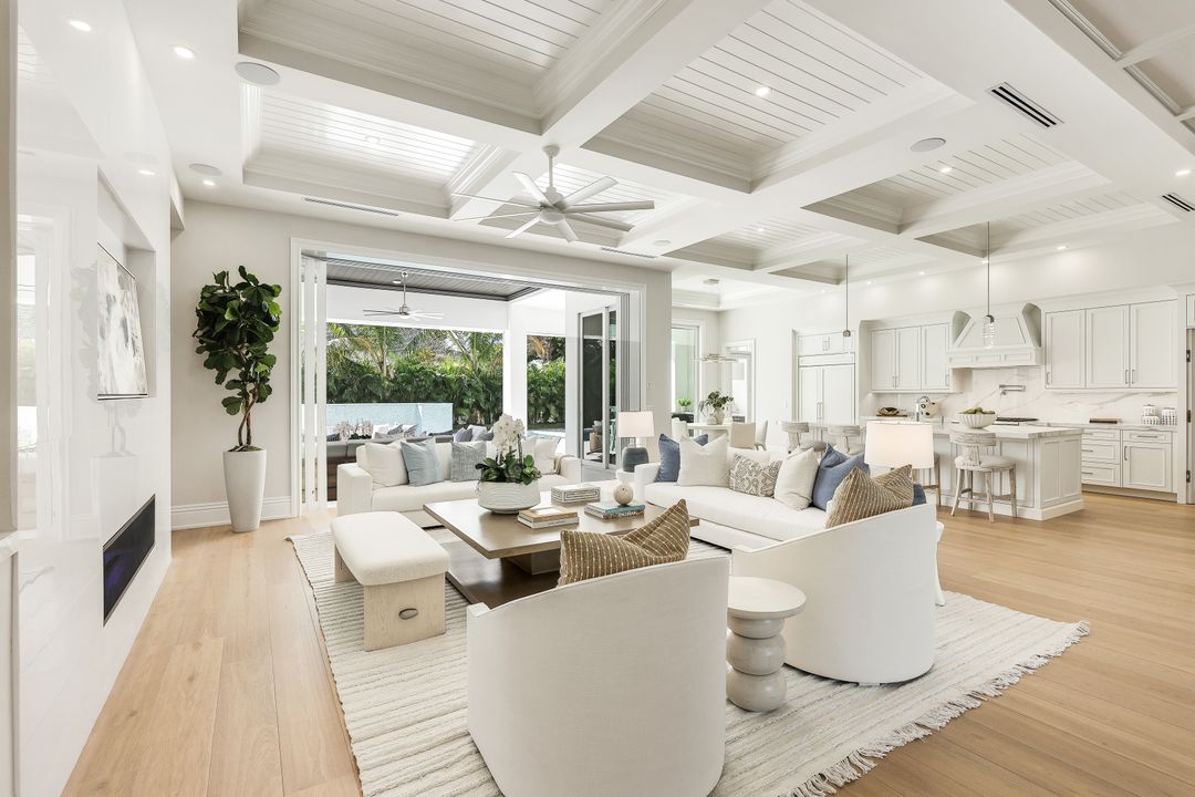 726 Riviera Dr, Naples, FL 34103