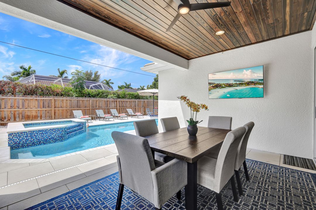 574 94th Ave N, Naples, FL 34108