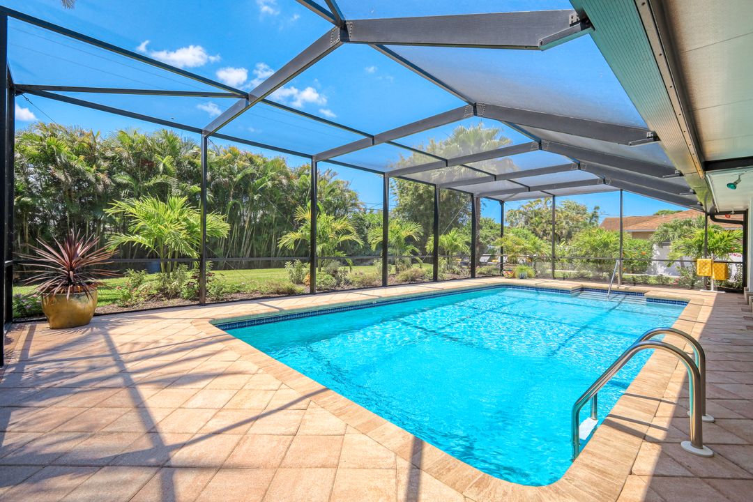 832 97th Ave N, Naples, FL 34108