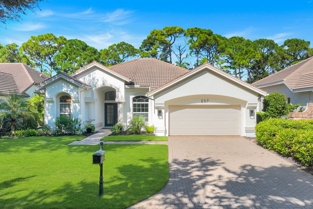 237 Charleston Ct, Naples, FL 34110