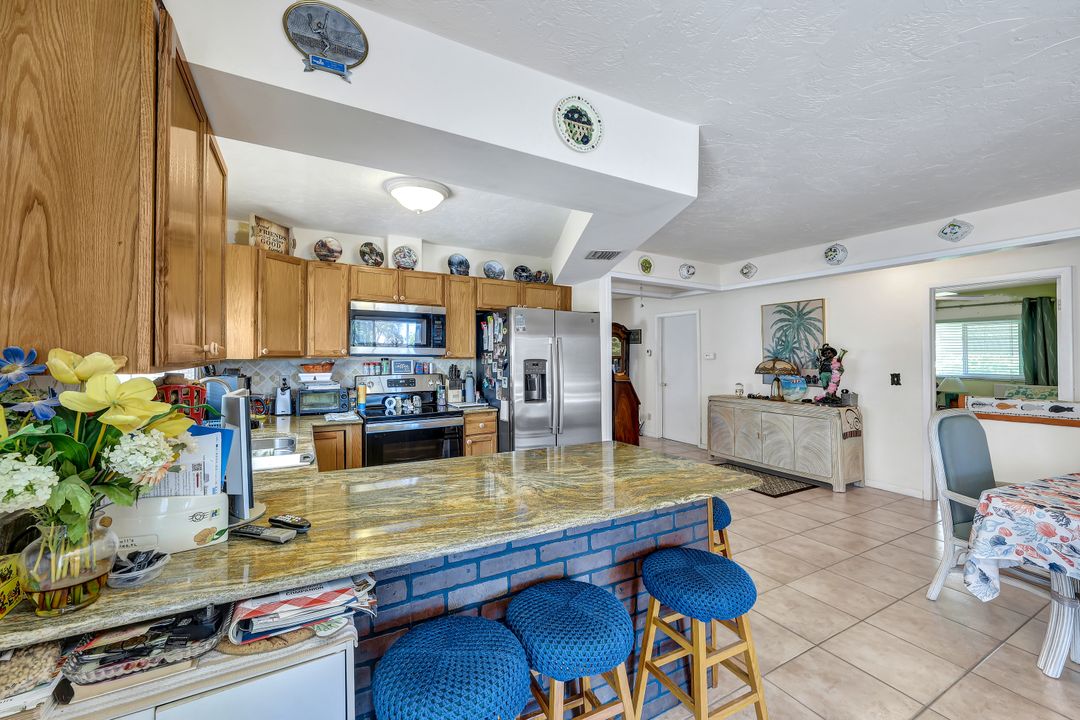 688 94th Ave N, Naples, FL 34108