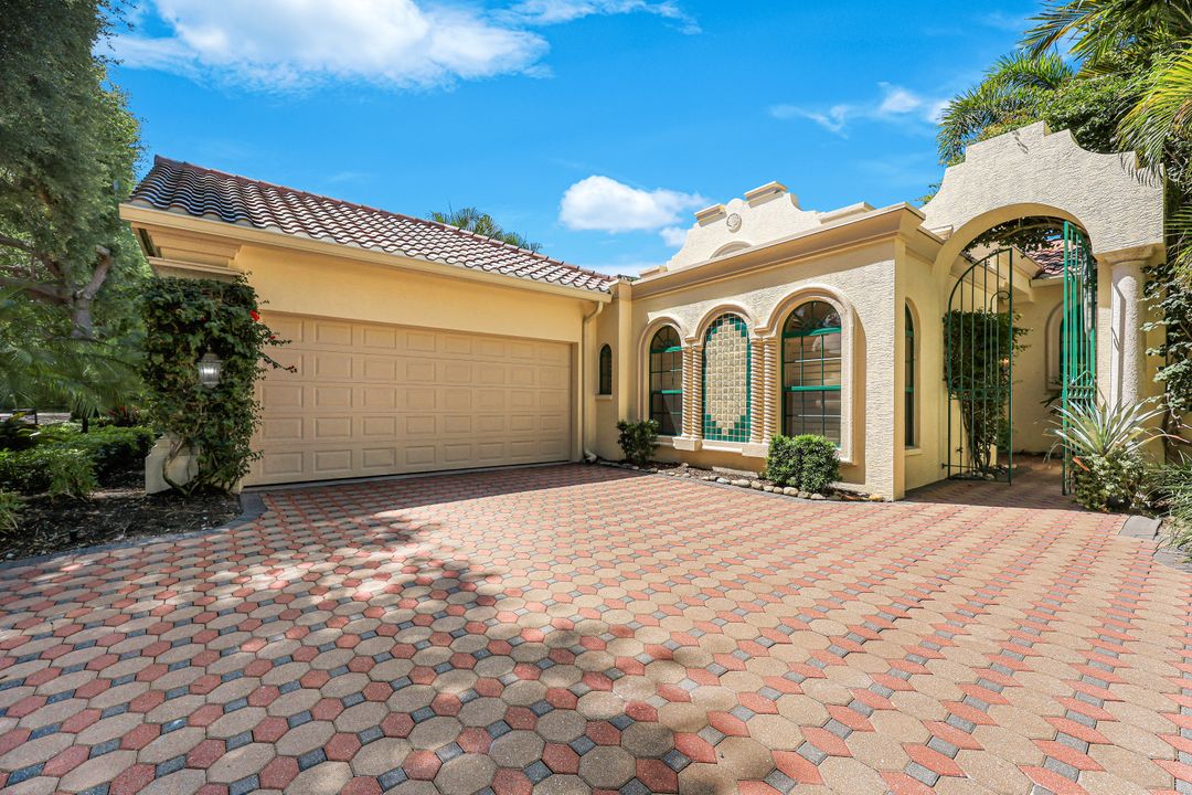 7913 Via Vecchia, Naples, FL 34108