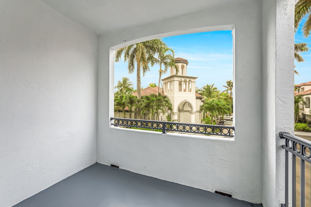 19680 E Country Club Dr, Miami, FL 33180
