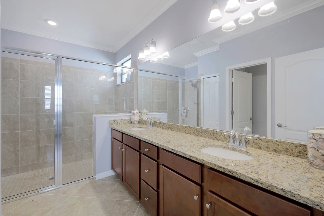 9386 Foxglove Ln, Naples, FL 34120