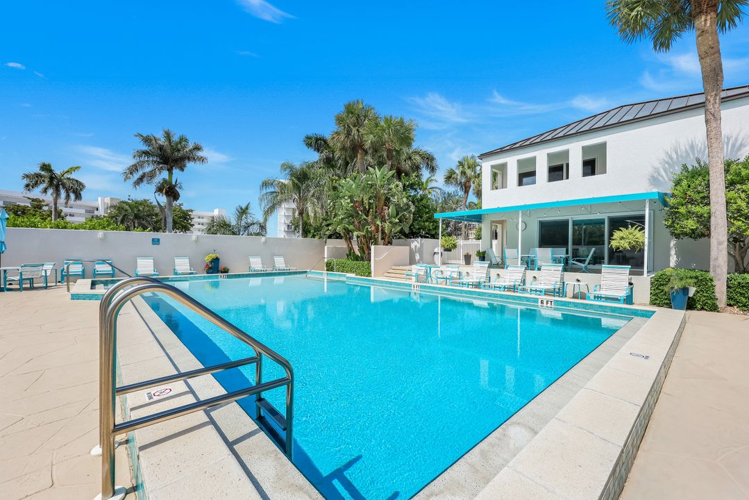 305 Park Shore Dr, Naples, FL 34103