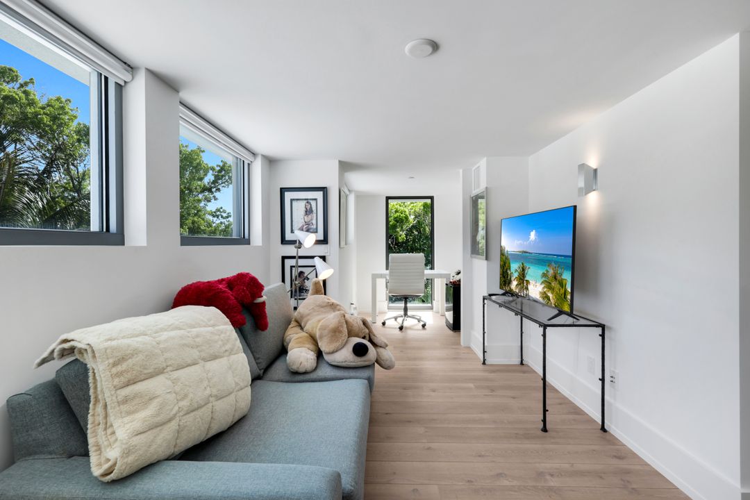 335 Banyan Blvd, Naples, FL 34102