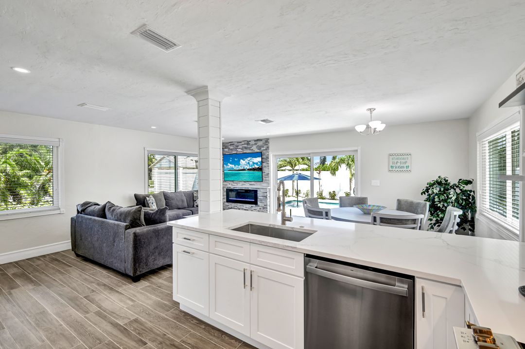 701 93rd Ave N, Naples, FL 34108