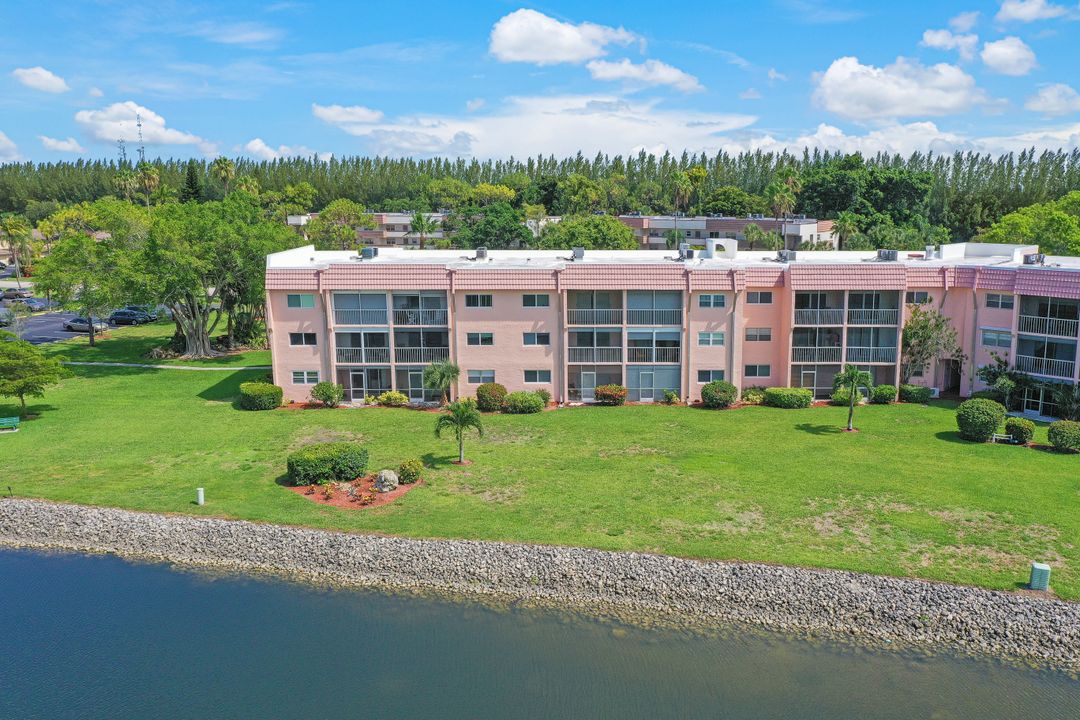 300 Forest Lakes Blvd #112, Naples, FL 34105