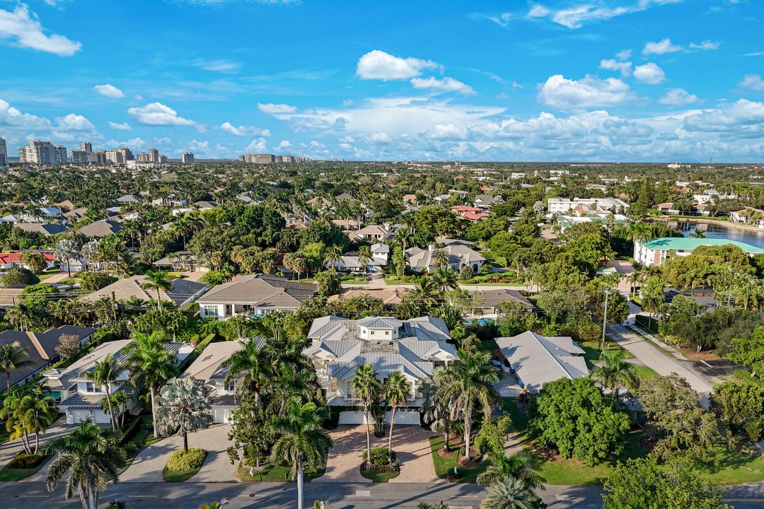 699 Fairway Terrace, Naples, FL 34103